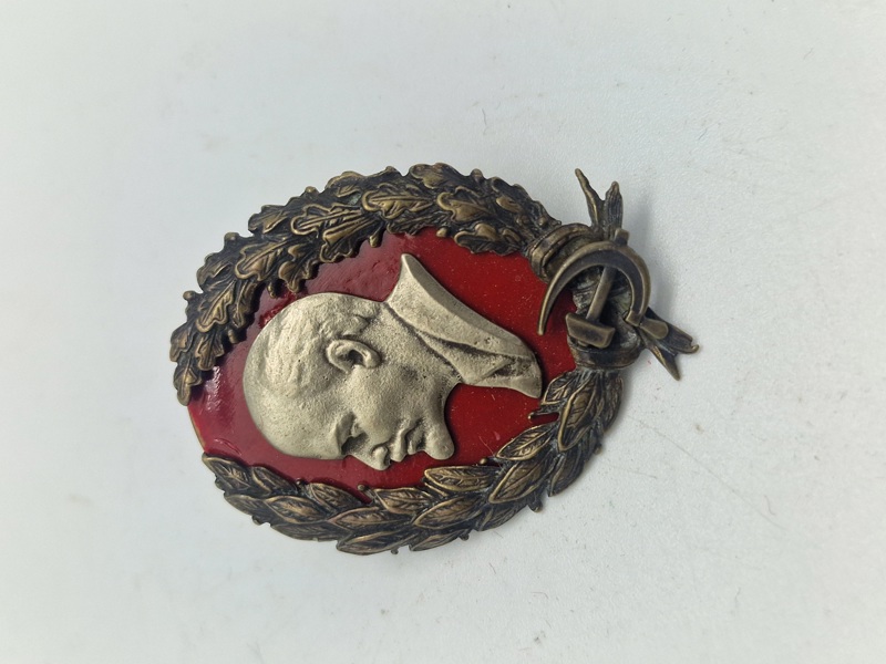 BADGE WITH LENIN SOVIET REVOLUTION - bedre reproduktion 