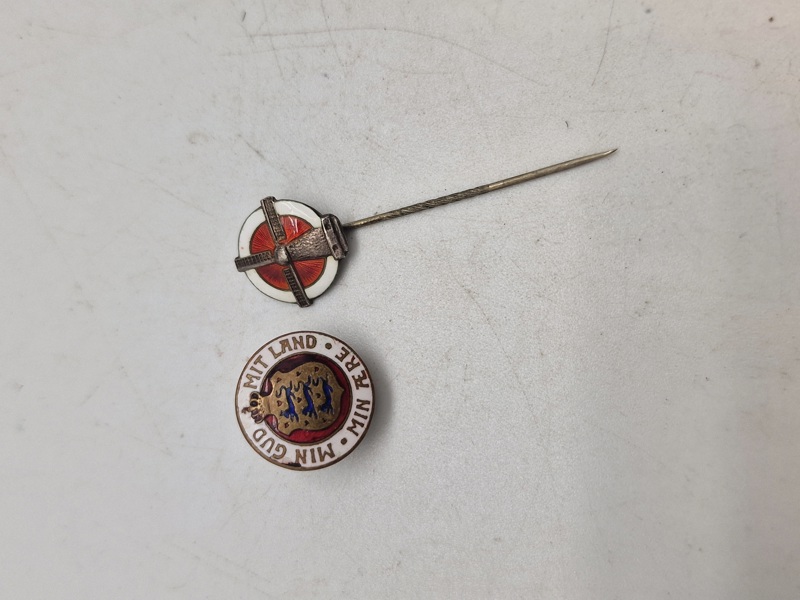 Original dansk national pin - Chr X, samt medlemspin fra Grænseforeningen 