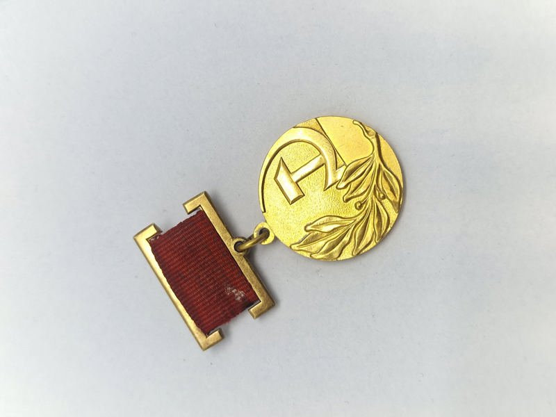 Original Russia - Soviet: Badge of The Laureate of The State Prize in Gold, 14 carat gold, weighing 22 grams inclusive of its hanger ( Guld værdi vitus 6.094kr )