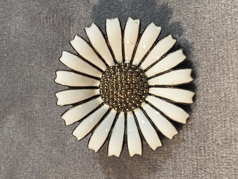 Original Georg Jensen marguerit broche af sterlingsølv - med små emaljeskader 