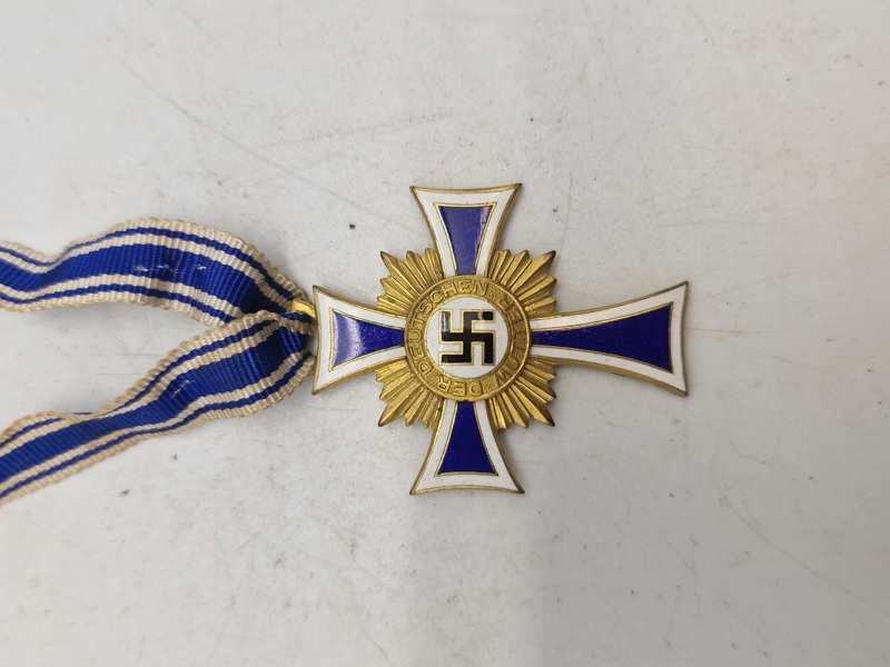 Originalt tysk Mutterkreuz i guld med langt bånd 