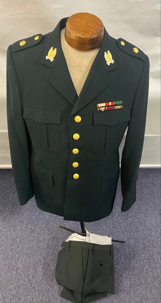 Original dansk M/69 uniform med bukser - bl.a. modtager af Dannebrogs ordenen 