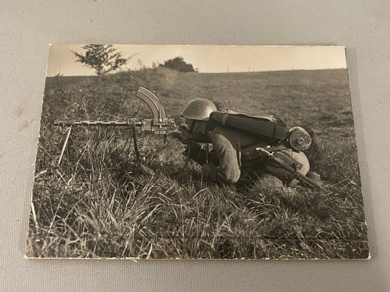 Originalt undervisnings foto af dansk soldat med Madsen maskingevær 