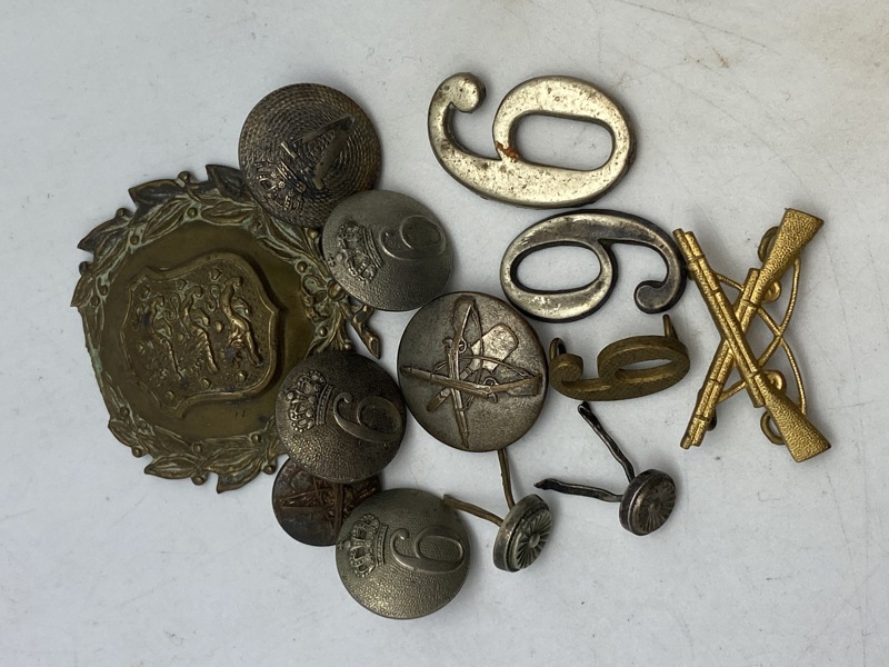 Lot diverse knapper, M/23 mærke (defekt) & model 1903 riffel badge 