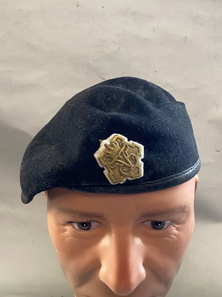 Original baret fra danske Livregiment - bemærk at det er det sjældne massive mærke