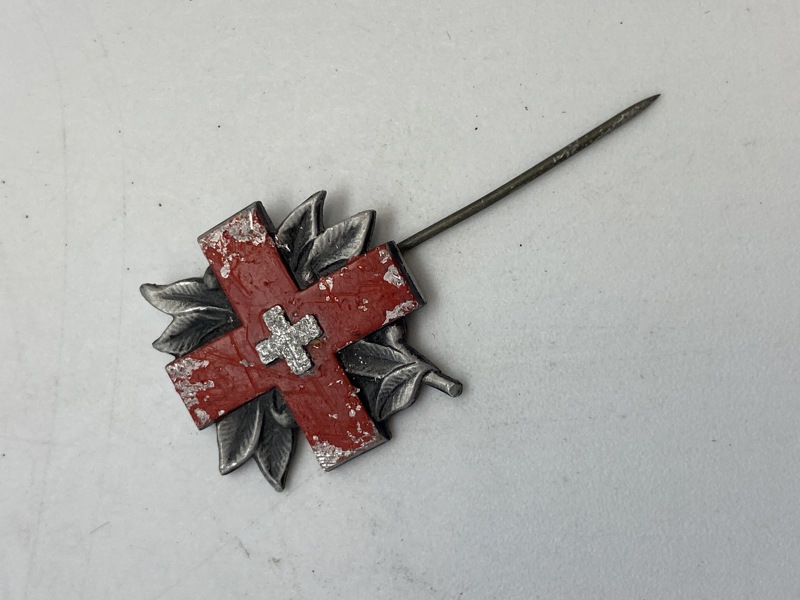 Original sweitzisk røde kors pin - bl.a. tildelt dem som var rundt og inspicere KZ-lejre efter krigen