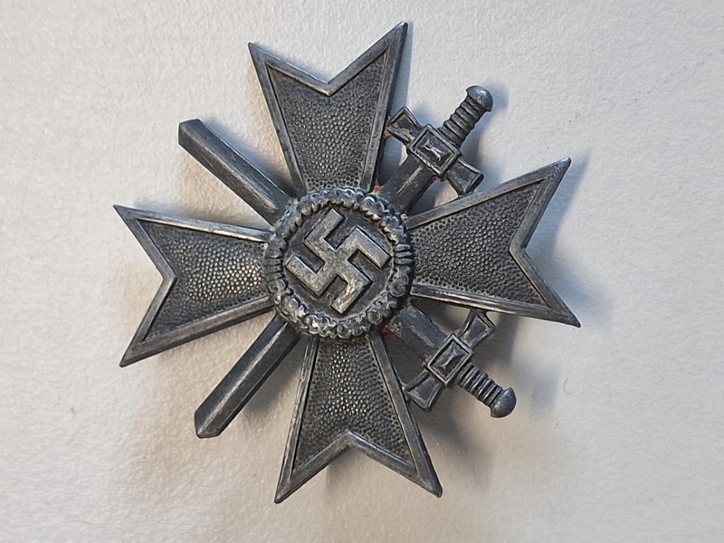 Originalt kriegsverdienstkreuz mit schwertern 1.kl 
Hersteller 4 (Steinhauer & Lück, Lüdenscheid)