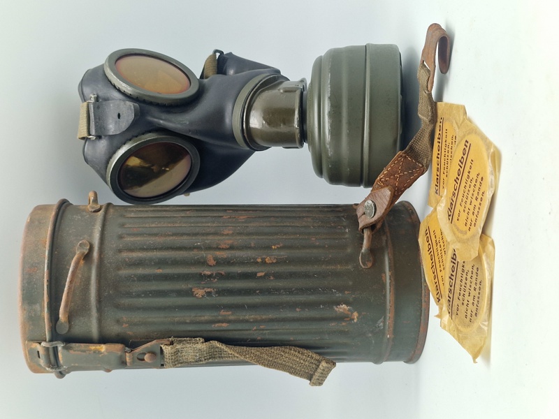 Original navngivet tysk ww2 gasmaske - maske + indhold næsten mint stand. Både maske og beholder er navngiven 