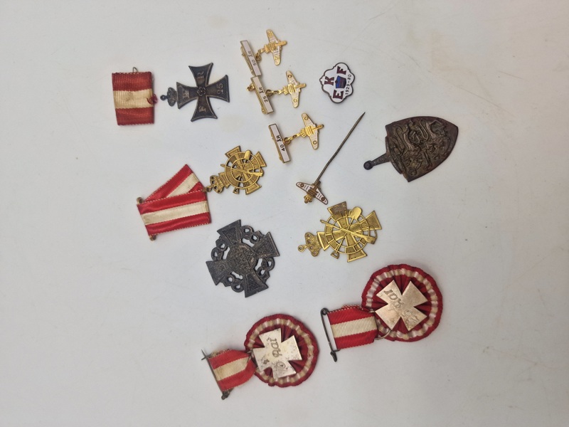 Samling militære pins og nåle 