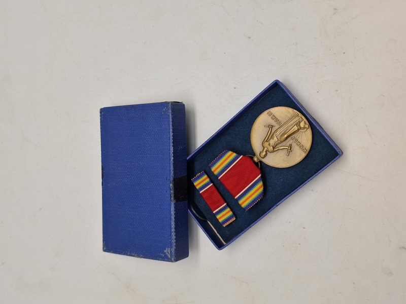 Original world war 2 Victory Medal med spange og æske 