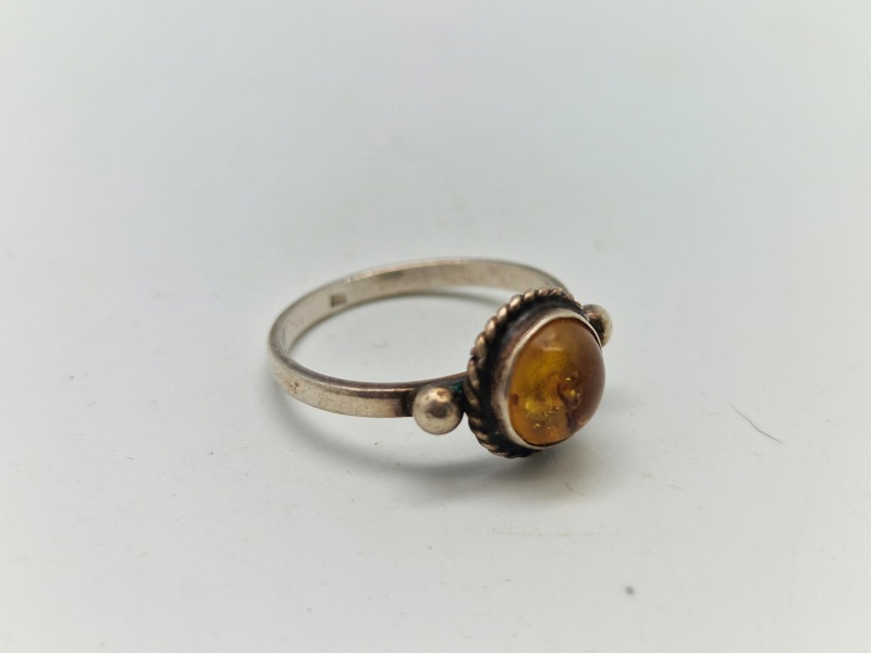 Fingerring af sterlingsølv fra 1920’erne - med indlæg af rav 