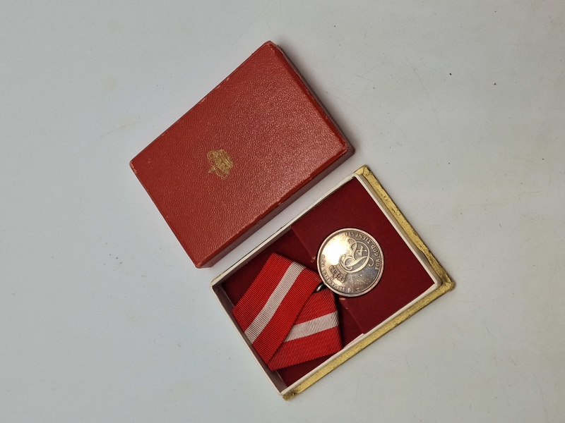 Original fortjenst medalje af sterlingsølv med æske - Christian X 